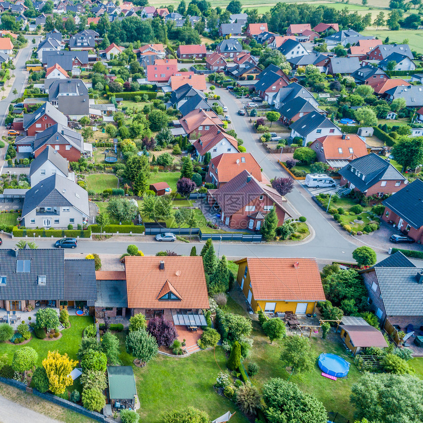 半独立式在德国北部拥有独立房屋半与世隔绝房屋和带有小型前花园和绿草地的梯田住房传统区的近郊地空中景象正面英国的图片