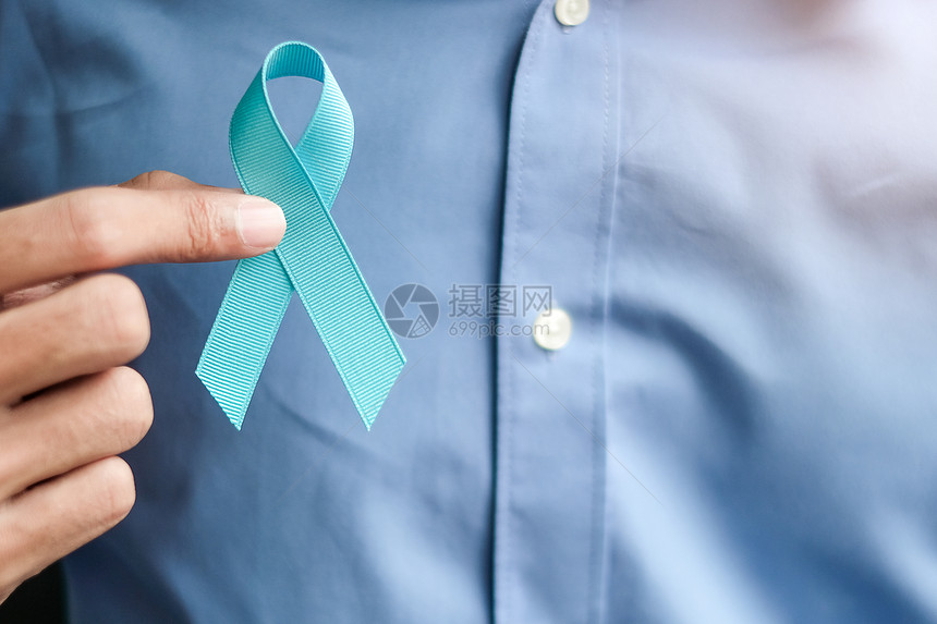 前列腺癌症认识男子举轻蓝丝带支持人们生活和患病者男子保健和世界癌症日概念手增生慈善机构图片