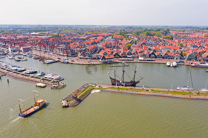 城市的住宅荷兰语来自港口和传统Volendam村的空中飞机公司图片