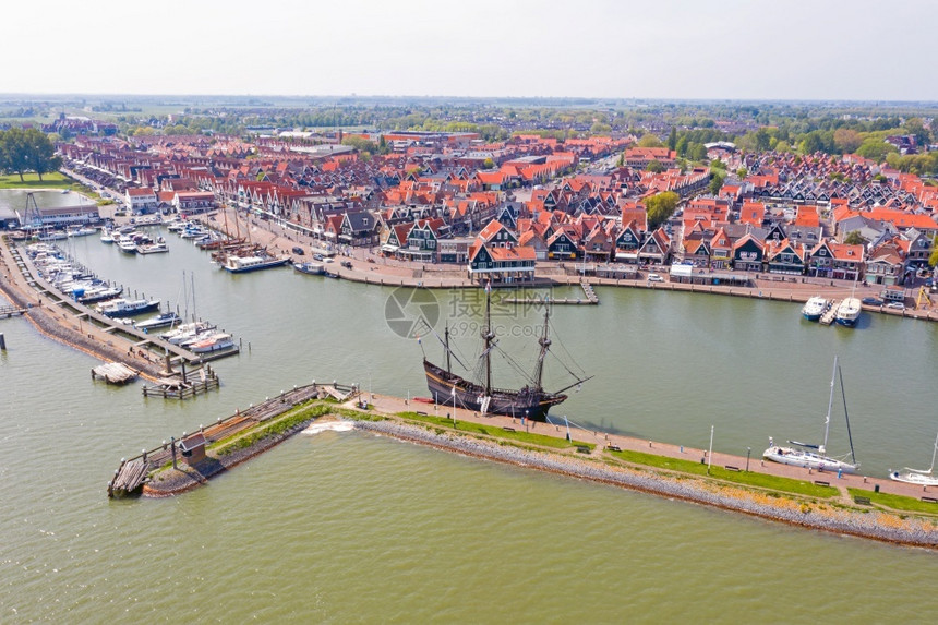 村庄天空来自荷兰港口和传统Volendam村的空中飞机公司城市的图片