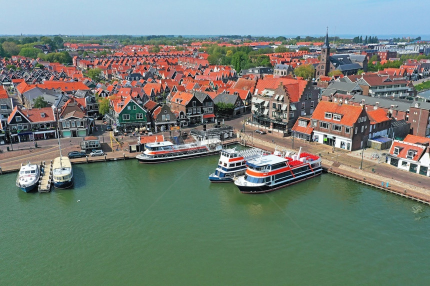 历史的美丽来自荷兰港口和传统Volendam村的空中飞机公司外墙图片
