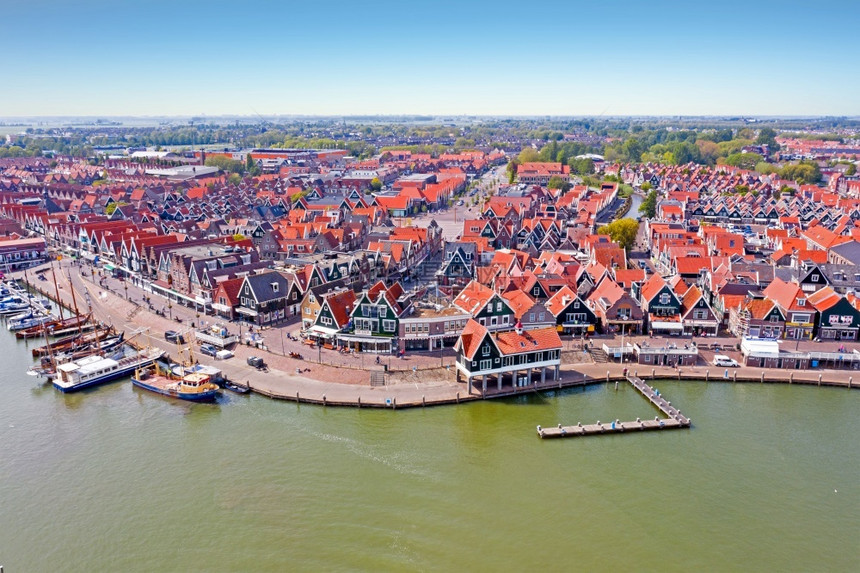 来自荷兰港口和传统Volendam村的空中飞机公司天空城市的长廊图片