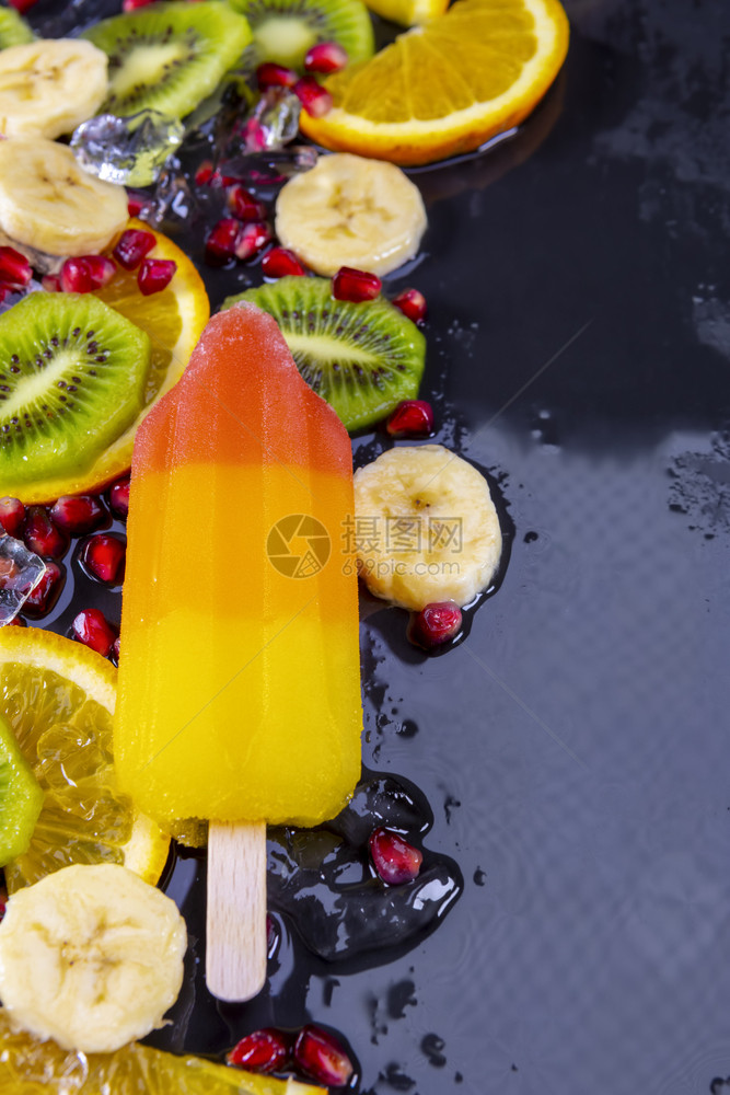 夏天果汁冰淇淋和切片水果在黑板上关注冰棒春天石板图片