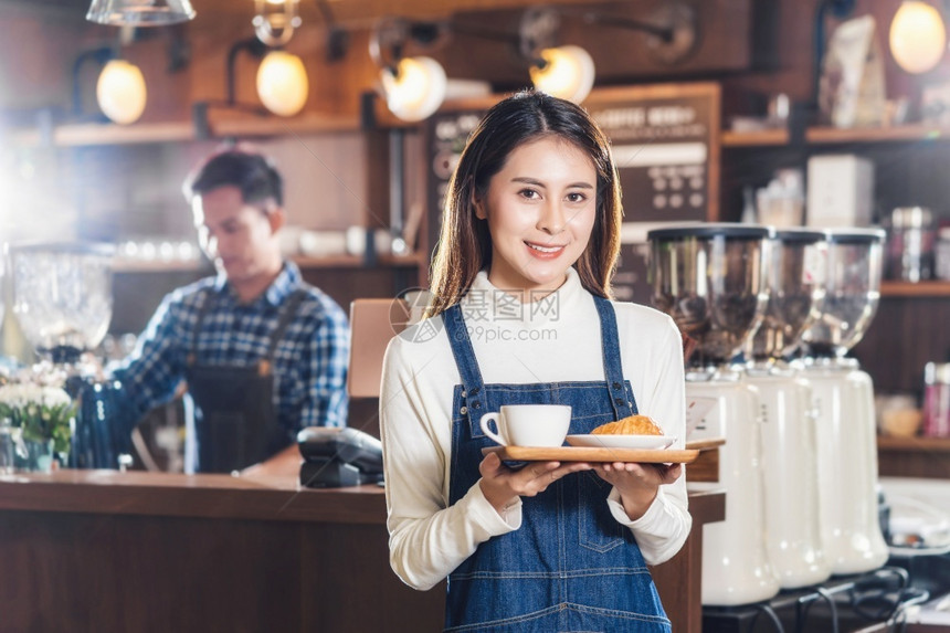 酒保蒸汽调师亚洲咖啡店所有者向客户小企业所有者咖啡店和再生园女服务员和酒吧开业者提供面包蛋糕和咖啡杯为店客户小商业所有者咖啡店创图片