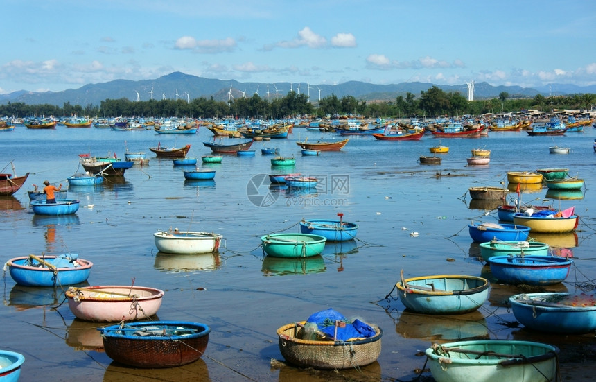 亚洲风景广阔越南海滩多彩边有一群生机勃蓝天空阳光明日新鲜空气夏天越南在渔村旅行令人惊叹的景象圆圈船团体图片
