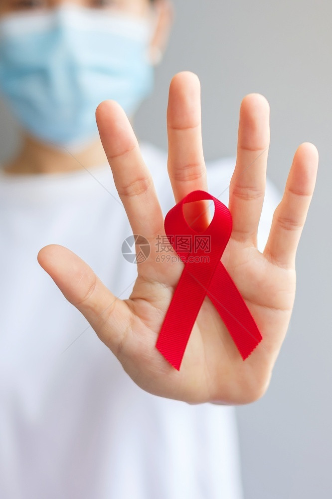 手拿红丝带预防癌症概念图片
