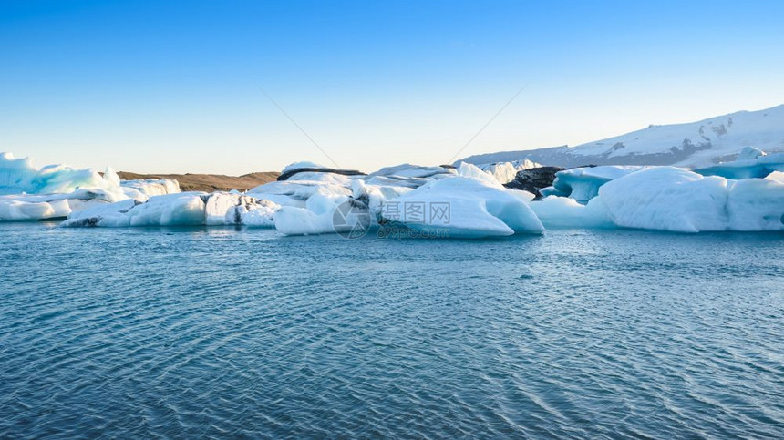 冰岛Jokulsarlon冰川环礁湖日落时冰山的美丽景象全球变暖概念选择重点极冰冻沙龙反射图片