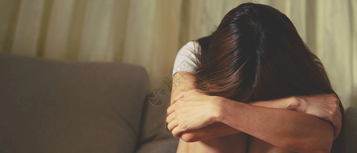 国内的一位与男友分手的坐着压力紧张沮丧失眠的女人白种情感脸高清图片素材