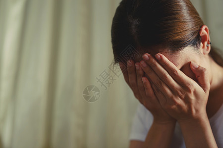 国内的脸家一位与男友分手的坐着压力紧张沮丧失眠的女人图片