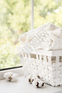 亚麻布生活白色洗衣篮窗口高分辨率照片白色洗衣篮窗口高质量照片人图片
