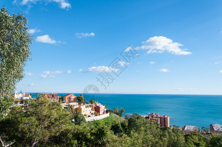 建筑物黄色的文化从Gibralafaro山顶的马拉加城市和水景图片