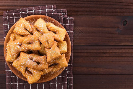 福来运转甜的美食传统智利甜点烤饼盘在木制板上洒满糖粉的深炸糕饼里用右侧的复制空间拍下头部照片上面有复印空间智利甜度玉米饼拍照背景