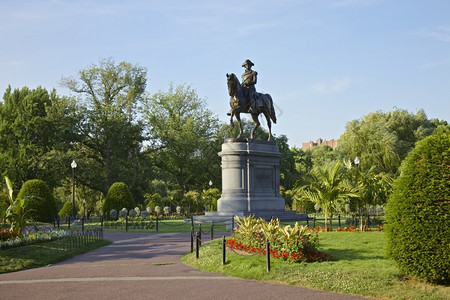 乔治华盛顿在美国马萨诸塞州中波士顿市公共花园骑着马雕像建筑学设计的栅栏地标高清图片素材