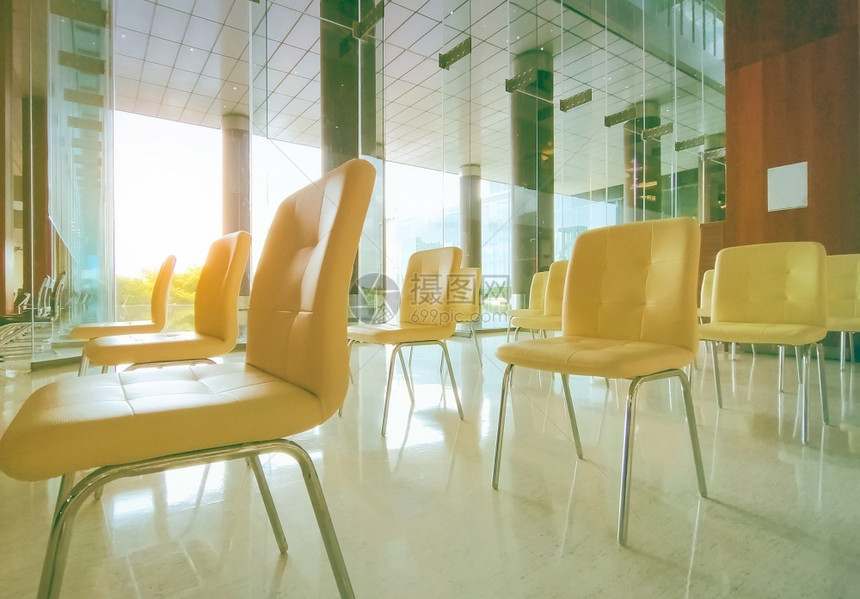 坐排成一的空黄色椅子与社会距离差隔开以防止在医院等候室待排队诊病人时出现COVID19CoronaCOVID19卫生保健休息室图片
