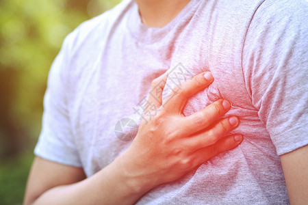 白种人震惊药物男胸口疼痛户外心脏病突发或严重锻炼导致身体震动心脏病红圈强调疼痛健康概念在室外或大规模锻炼导致身体休克心脏病红圈强背景图片