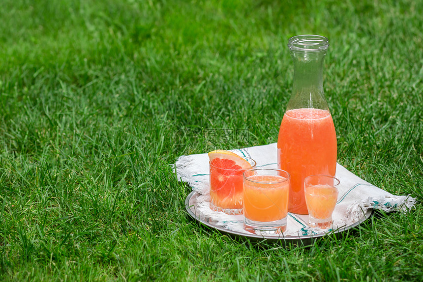 冰和薄荷的柑橘鸡尾酒装有美丽的眼镜和壶子鲜熟的柑橘装在花园新鲜柑橘水果葡萄酱中假期白色的凉爽图片