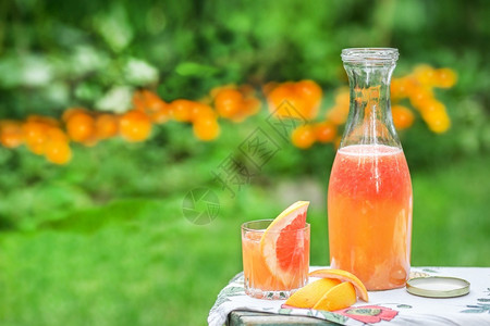 木质背景寒冷的自然冰和薄荷柑橘鸡尾酒装有美丽的眼镜和壶子鲜熟的柑橘装在花园新鲜柑橘水果葡萄酱中图片