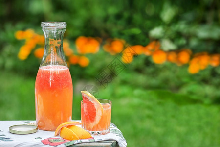冰和薄荷的柑橘鸡尾酒装有美丽的眼镜和壶子鲜熟的柑橘装在花园新鲜柑橘水果葡萄酱中夏天甜的健康图片