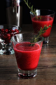 宴会新鲜的红莓果汁配有一串迷迭香浆果饱和的图片