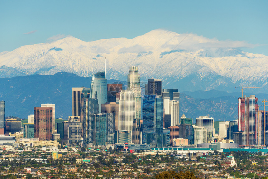 棕榈洛杉矶市下天线阳光明媚时雪盖山峰后风景优美下午图片