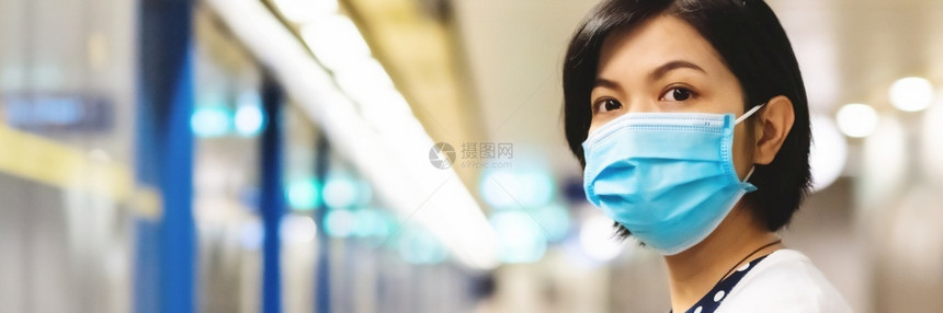 通勤者面对戴具和等待搭乘火车或地铁下列车的亚洲妇女前往公共交通部门工作同时在新正常生活中享受大流行保健护理的年轻女WebBann图片