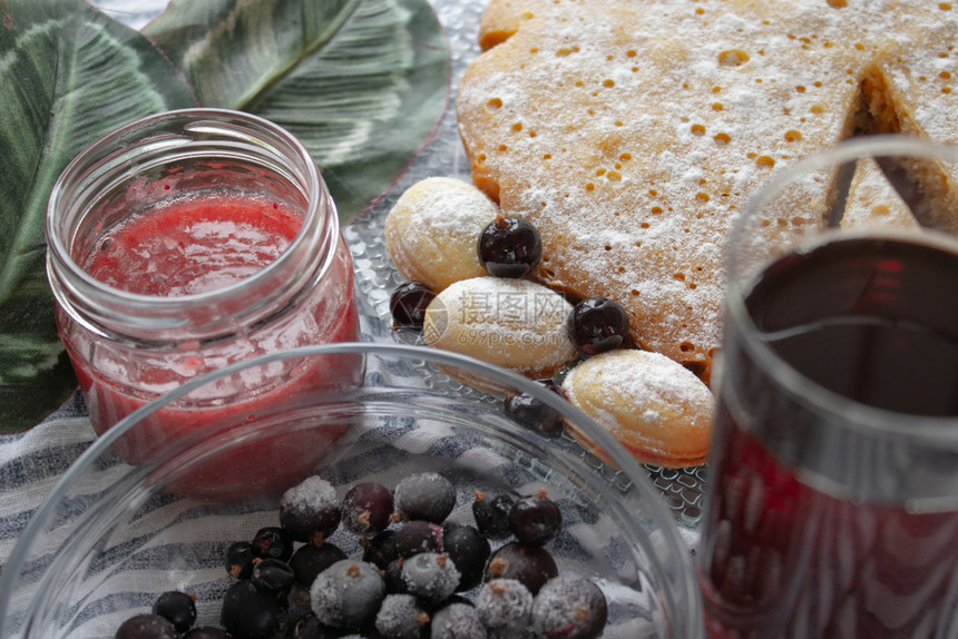 磷酸冰冻的果子蛋糕和浆冷冻的草莓在玻璃容器里黑莓在冰柜里甜小吃冰冻的樱桃在玻璃容器里白莓在冰杯饼里夏天一种图片