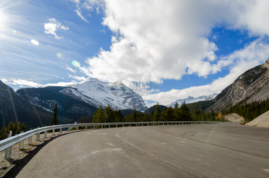 车道路线碧玉加拿大艾伯塔州贾斯珀公园加拿大落基山脉和哥伦比亚滑风冰地高速公路的冬季景象图片