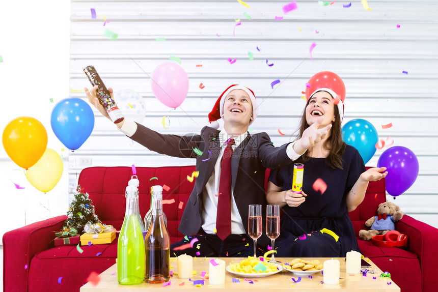 新年20概念快乐幸福的情侣点灯纸烟花香槟和饼干在圣诞节及新年树夏夜晚会餐桌上在完成商务工作后喜悦前夕假期图片