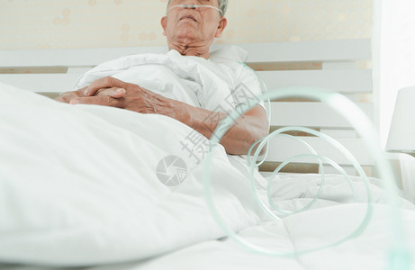 呼吸系统躺在医院床上并带有鼻喉呼吸管的伤痛老人为年提供治疗呼吸道保健概念隔离冠状COVID19CVID19一种女士背景图片