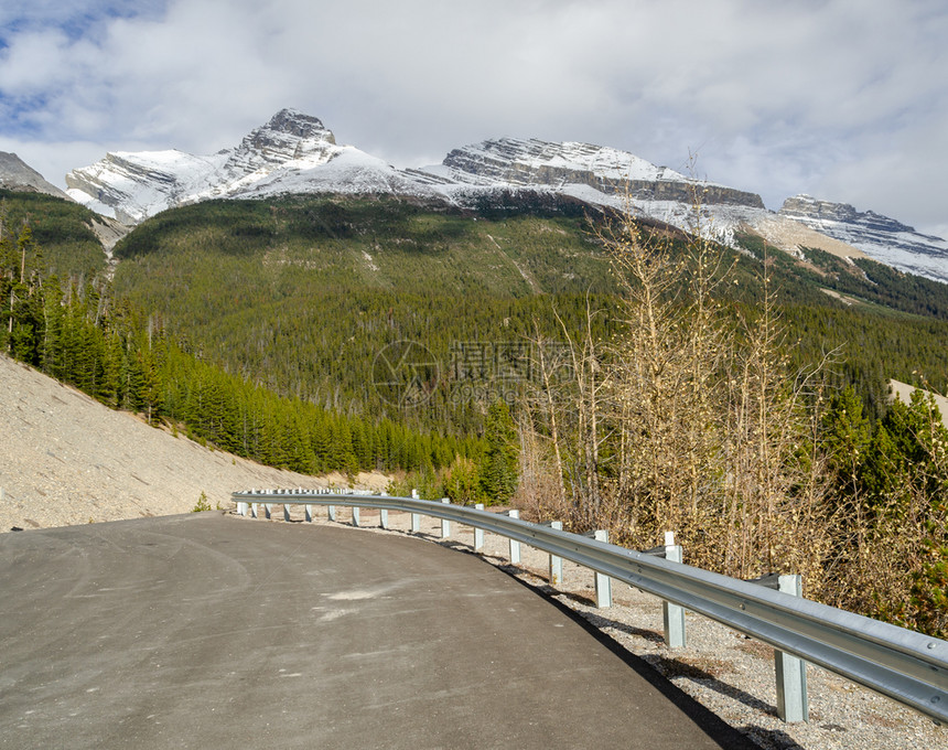 阿尔伯塔加拿大艾州贾斯珀公园的哥伦比亚风冰地高速公路和加拿大落基山脉荒野路线图片