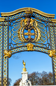 引人注目白金汉宫的门上装有金饰首是英国君主制的象征和家园建筑学老的图片