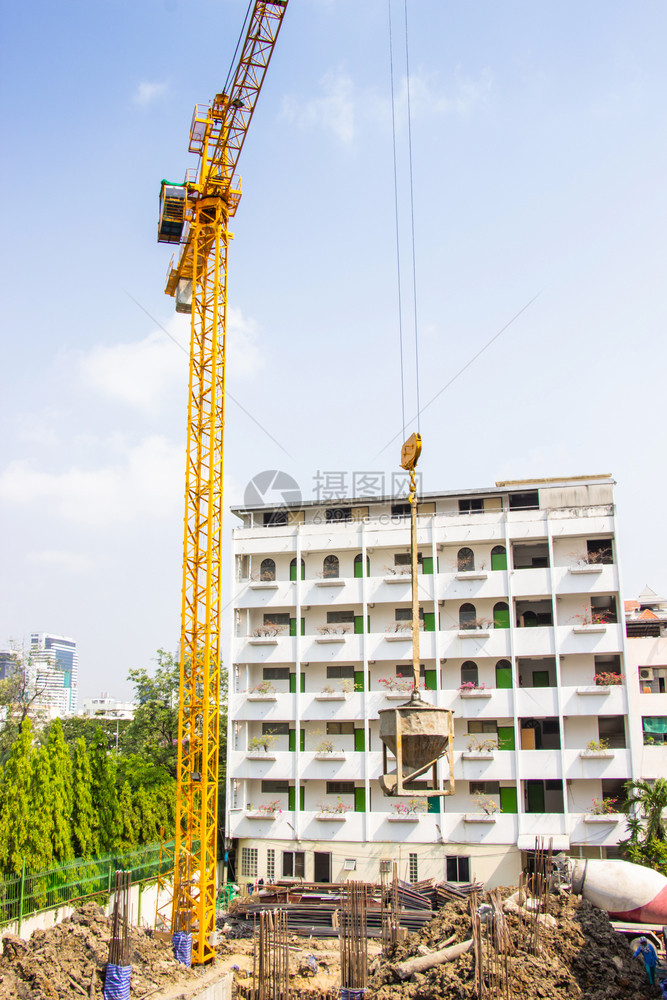 商业Craner用于在蓝色天空和白云下建造大型工业具的高楼建筑Crane用于建造高空筑户外红色的图片