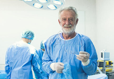 老的高级男医生肖像站在医院剧准备做外科手术医学概念PLEF男人磨砂操作高清图片素材