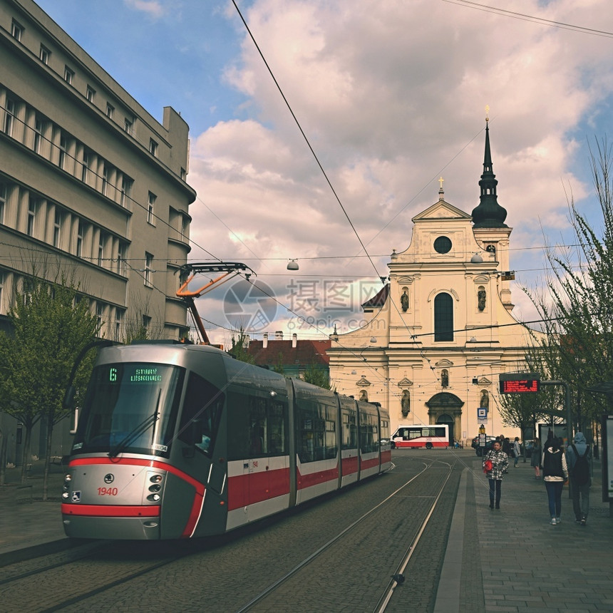 2017年4月6日捷克布尔诺市欧洲圣托马斯教堂中枢和公共交通电车人们场景观图片