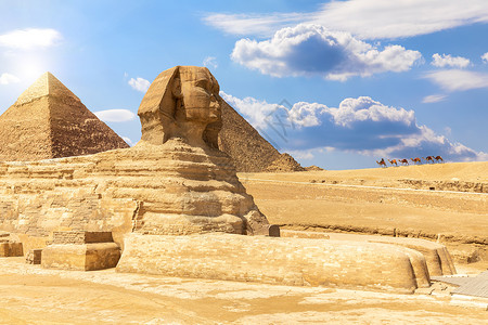 蓝色的复杂埃及金字塔前吉萨斯芬克雕像图片