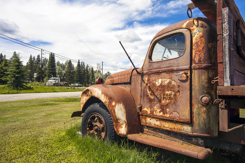 空气垃圾场2018年6月5日加拿大乔治不列颠哥伦比亚王子在路边的旧卡车乔治不列颠哥伦比亚王子加拿大老车在路边旧的计时器图片
