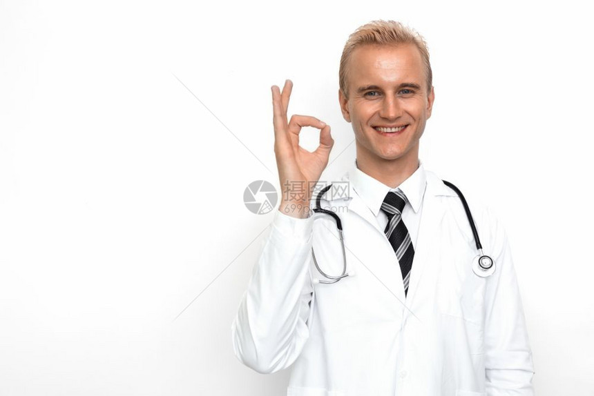 保护有听诊器的医生在白色背景学和疗保健概念主题上以他的手显示OK或所有正确的标志笑声医疗的实验室图片