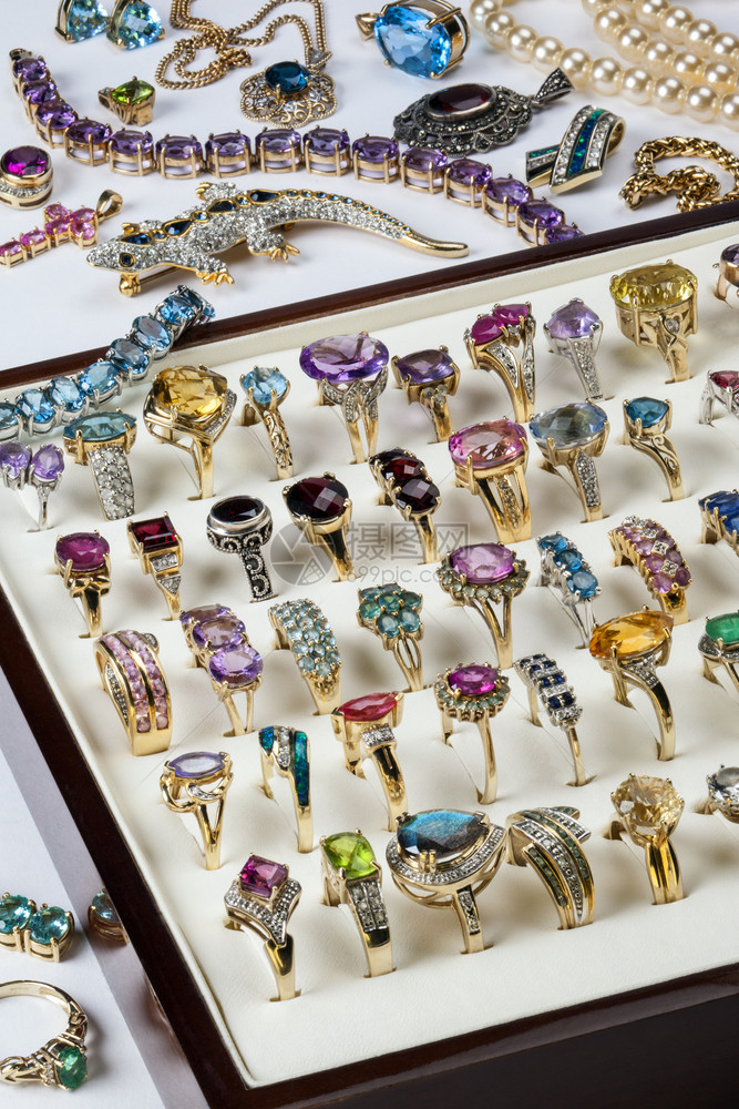 富有的蓝晶石收藏戒指和其他珠宝包括钻石红宝绿garnetsauthyst等石英图片