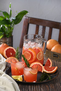 新鲜葡萄果鸡尾酒夏季新鲜鸡尾酒配有葡萄汁石灰迷迭香和冰块品尝生酸橙图片