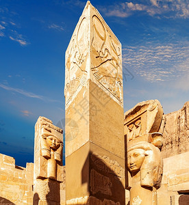 正面象形文字尼罗河哈特霍尔女神雕像和埃及卢克索哈特谢普苏摩托寺庙柱结石高清图片素材