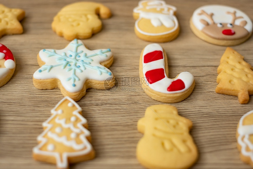 装饰风格圣诞快乐自制饼干在木桌背景Xmas派对节假日和新年快乐概念丰富多彩的图片
