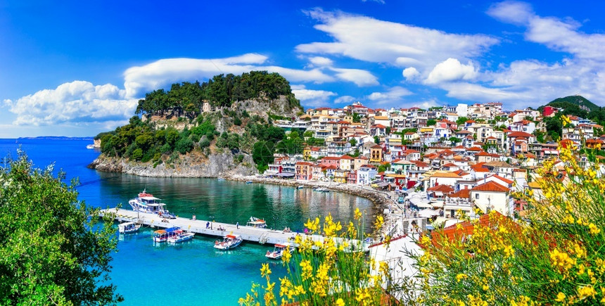 风景优美希腊Epirus的流行旅游胜地Parga镇海滩普雷韦扎图片