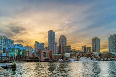 反射东北位于美国马萨诸塞市中心摩天大楼美国Amercia州建筑和与旅游观景概念的兴建在光滑河水清顺奇幻时刻海滨背景图片