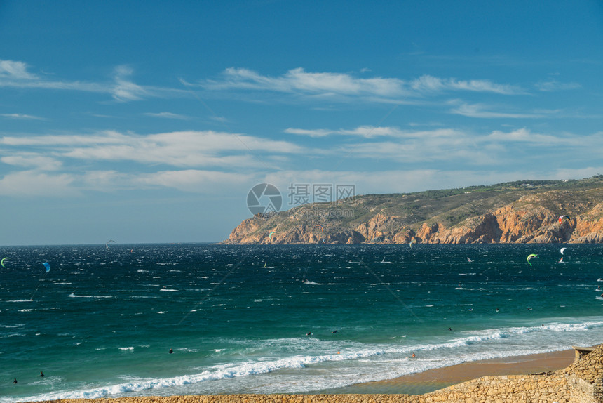 海浪锻炼葡萄牙Guincho海滩的风筝冲浪者背景是CabodaRoca半岛在葡萄牙欧洲的海滩风筝冲浪重点图片