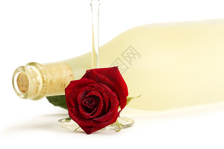 长笛饮料水晶湿红玫瑰空的香槟杯子前面一个纯正的香酒瓶湿红玫瑰和空的香槟杯子在白背景的一个枯燥prosecco瓶子前背景图片