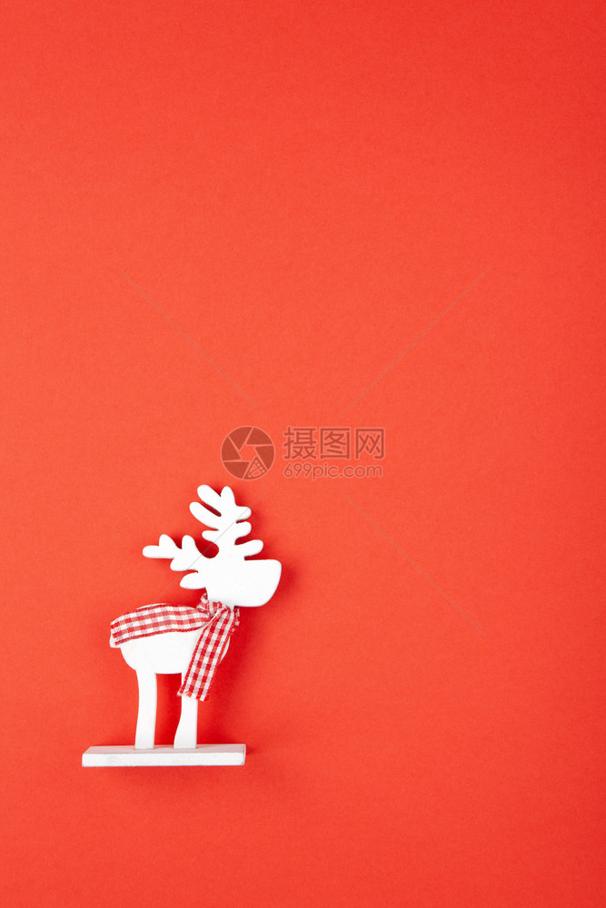 圣诞装饰红背景围巾中的玩具白鹿复制空间节新年概念垂直平滑风格庆典躺着红色的图片