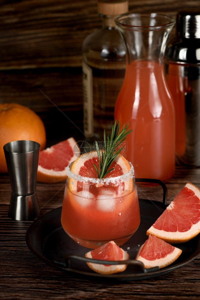 龙舌兰酒鸡尾奎拉新鲜葡萄果汁加和迷迭香节日晚饭派对和节假日最理想的饮料柚子有机图片