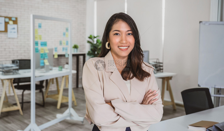 招聘女士亚洲有交叉和站在现代工作场所人力资源和小企业拥有者雇用新员商人概念等亚洲业妇女形象的横穿并参与现代工作场所人力资源和小企图片