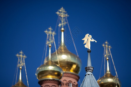 俄语罗斯塞尔吉夫波萨德市切尔尼戈夫斯基特背景的金圆顶和模糊蓝天形成色空轮廓建筑学图片