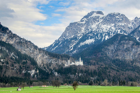 塔德国NEUSCHWANSTEIN2013年5月9日位于德国纽施旺斯坦城堡西南巴伐利亚Hohenschwangau村山顶的Neu地标高清图片素材